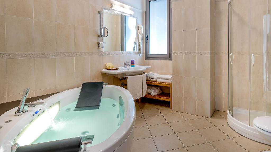 hotel-sovrana-&-spa-rimini-rooms-bathroom-28