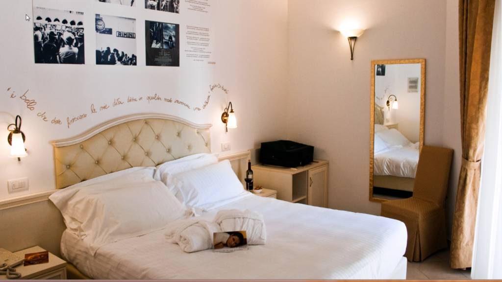 Sovrana-Hotel-Spa-Rimini-Junior-Suite-Letto-1