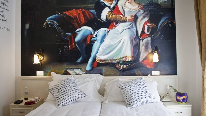 Sovrana-Hotel-Spa-Rimini-Junior-Suite-Letto-e-Quadro-6